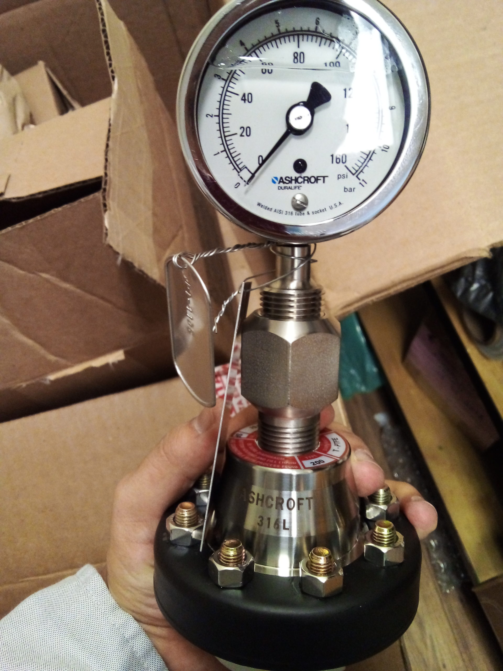 Manómetro de presión con sello químico